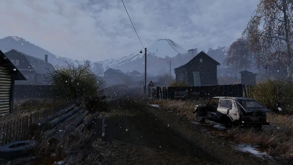 Une rue de village enneigée au pied d’un volcan sur Sakhal dans DayZ Frostline